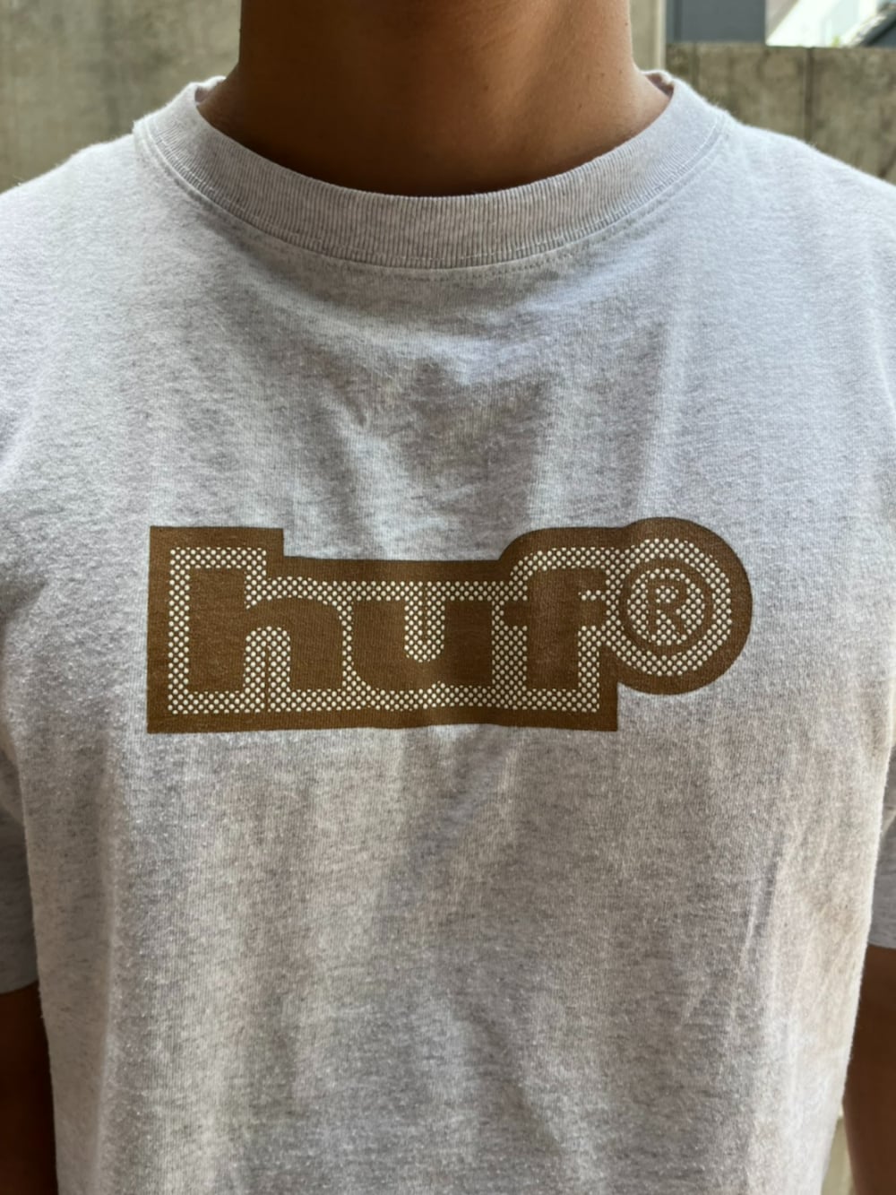 グレー系のTシャツ/カットソーを着用したメンズの夏コーディネートの2枚目の写真