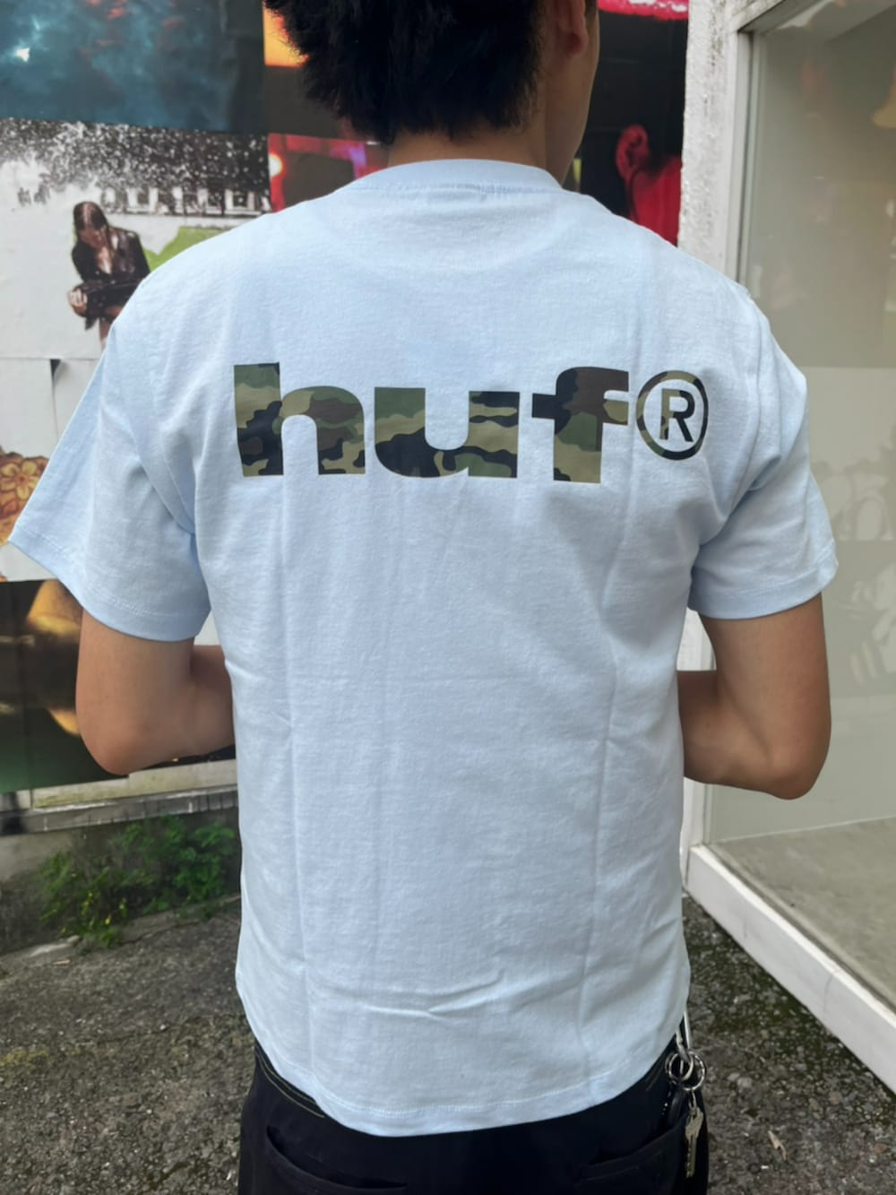 ブラック系のその他パンツ、ホワイト系のTシャツ/カットソーを着用したメンズの夏コーディネートの2枚目の写真