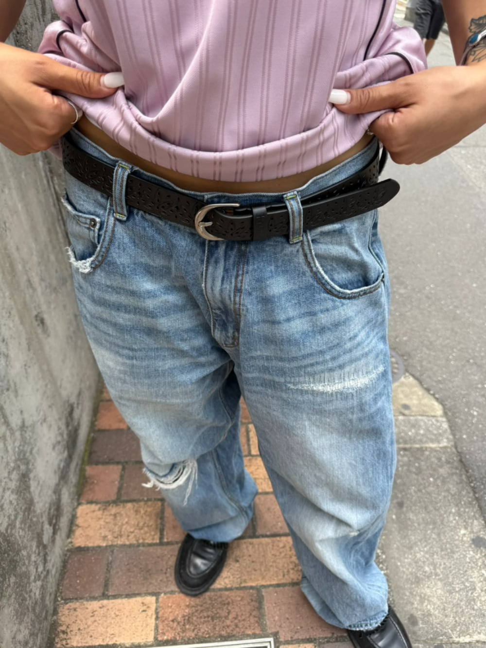 ブルー系のデニムパンツ、パープル系のTシャツ/カットソー、ブラウン系のサングラスを着用したメンズの夏コーディネートの4枚目の写真
