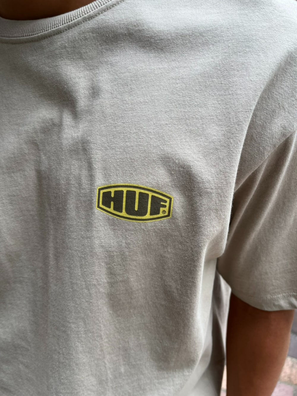 ベージュ系のTシャツ/カットソー、グリーン系のスウェットパンツを着用したメンズの夏コーディネートの2枚目の写真