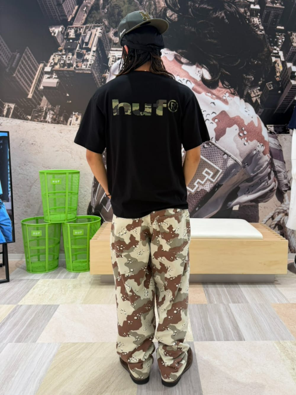 ブラウン系のデニムパンツ、ブラック系のTシャツ/カットソーを着用したメンズの夏コーディネートの2枚目の写真
