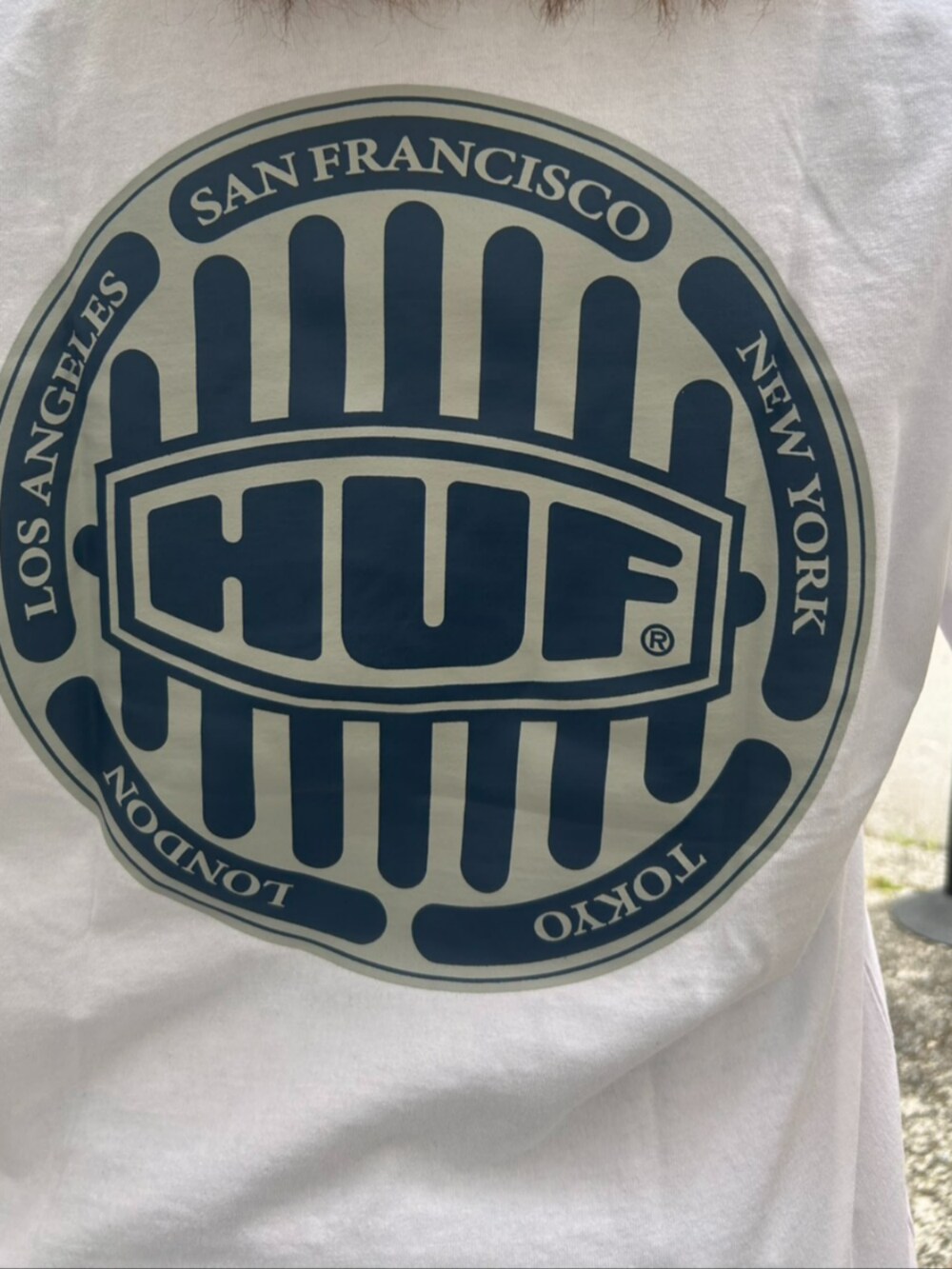 ブルー系のデニムパンツ、ホワイト系のTシャツ/カットソーを着用したレディースの夏コーディネートの2枚目の写真