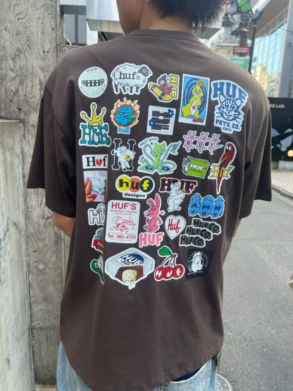ブルー系のデニムパンツ、ブラウン系のTシャツ/カットソーを着用したメンズの夏コーディネートの2枚目の写真