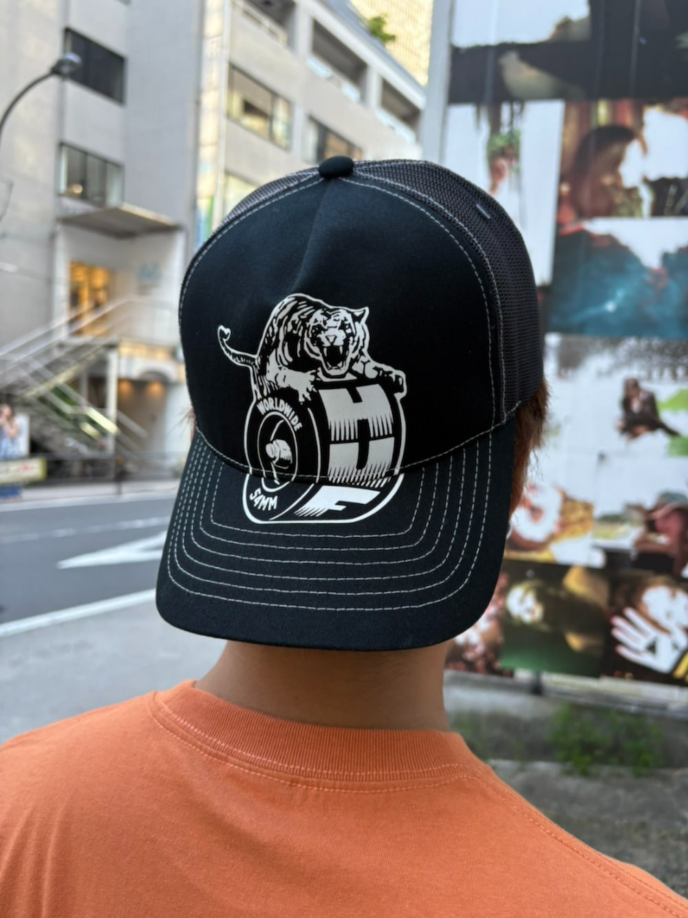 ブラック系のスウェットパンツ、ブラウン系のTシャツ/カットソー、ブラック系のキャップを着用したメンズの夏コーディネートの4枚目の写真