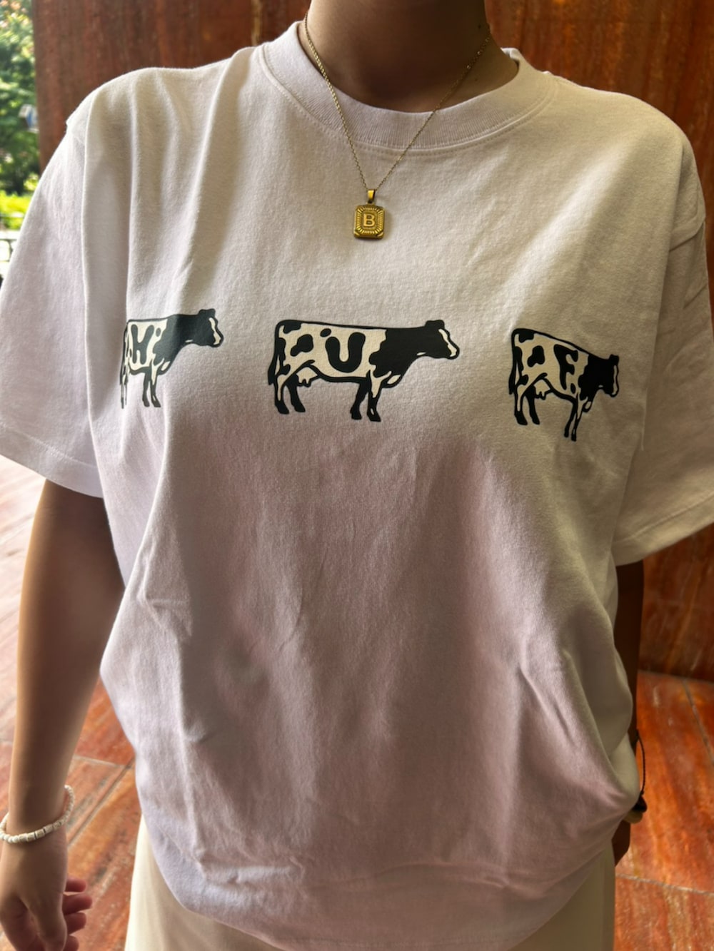 ホワイト系のデニムパンツ、ホワイト系のTシャツ/カットソーを着用したレディースの夏コーディネートの2枚目の写真