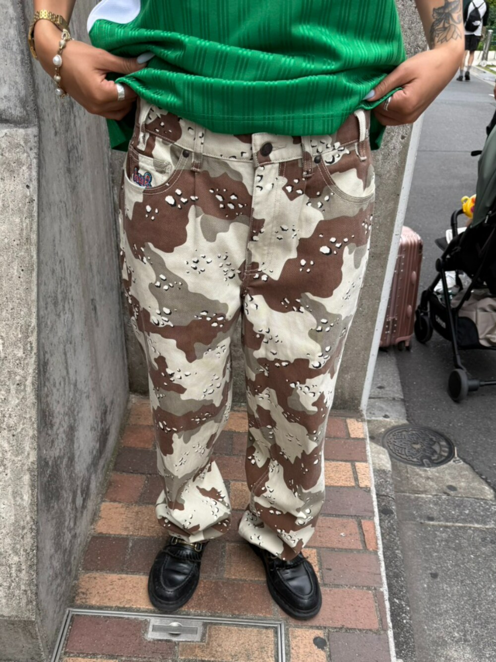 ブラウン系のデニムパンツ、グリーン系のTシャツ/カットソーを着用したレディースの夏コーディネートの4枚目の写真
