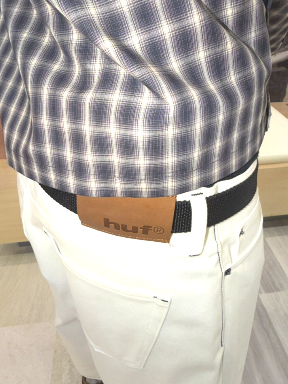 ホワイト系のデニムパンツ、ブラック系のシャツ/ブラウスを着用したメンズの夏コーディネートの2枚目の写真