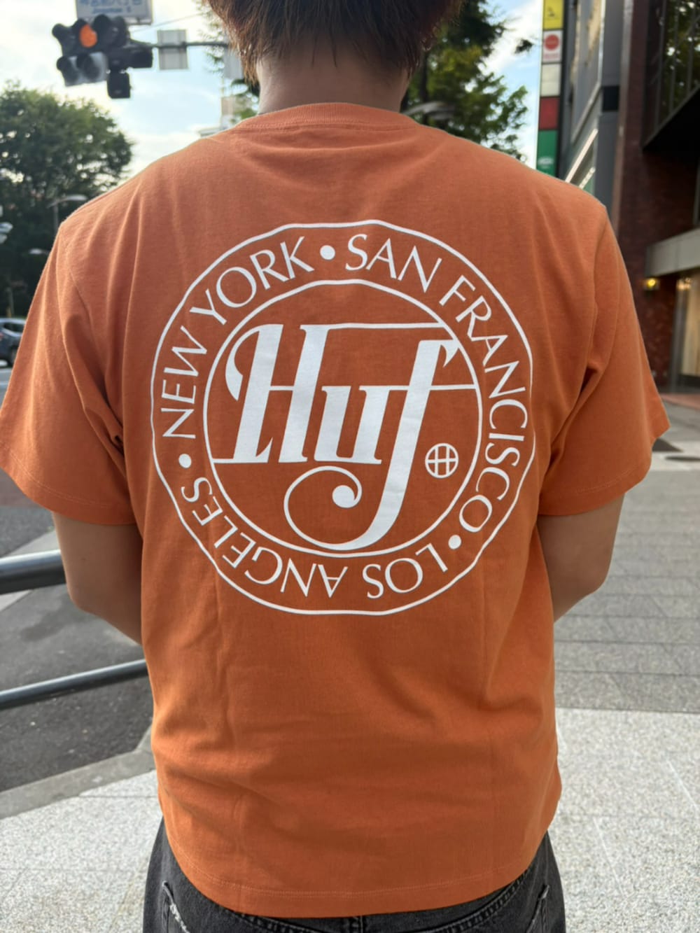 ブラウン系のTシャツ/カットソー、ブラック系のデニムパンツを着用したメンズの夏コーディネートの3枚目の写真