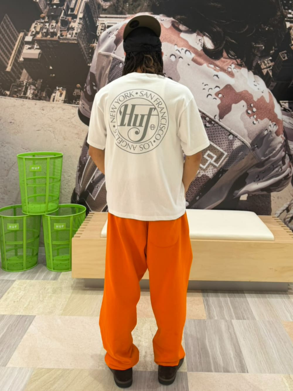 オレンジ系のスウェットパンツ、ホワイト系のTシャツ/カットソーを着用したメンズの夏コーディネートの2枚目の写真