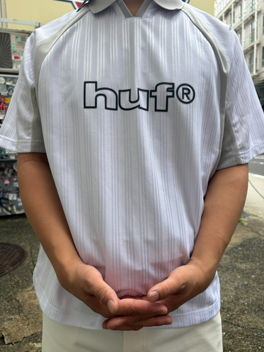 ホワイト系のTシャツ/カットソー、ホワイト系のデニムパンツ、その他のキャップを着用したメンズの夏コーディネートの3枚目の写真
