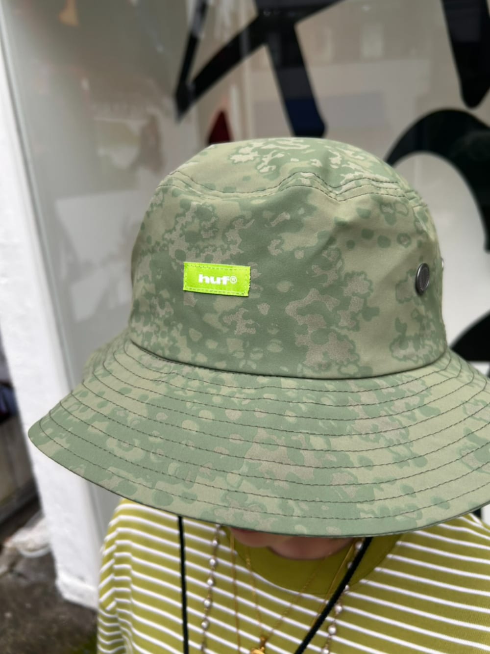 ブルー系のデニムパンツ、その他のサンダル、グリーン系のTシャツ/カットソーを着用したレディースの夏コーディネートの2枚目の写真