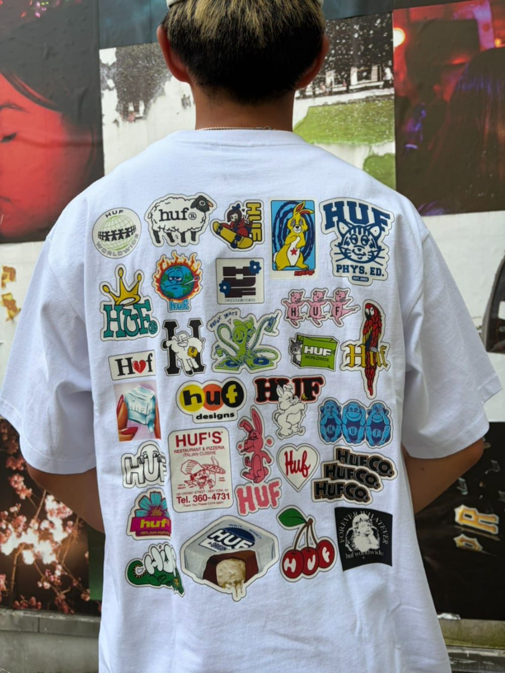 ホワイト系のTシャツ/カットソー、ブルー系のその他パンツを着用したメンズの夏コーディネートの2枚目の写真