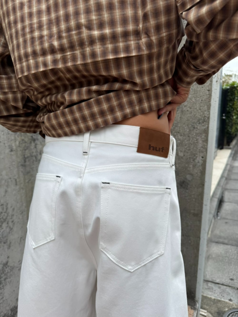 ホワイト系のデニムパンツ、ブラウン系のシャツ/ブラウス、ブラウン系のサングラスを着用したレディースの夏コーディネートの4枚目の写真
