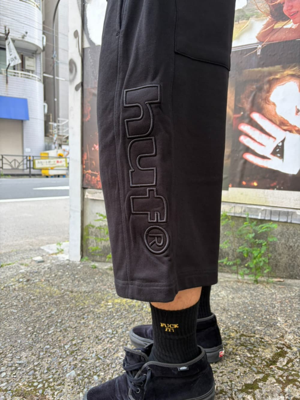 ブラック系のスウェットパンツ、ブラック系のTシャツ/カットソーを着用したメンズの夏コーディネートの3枚目の写真