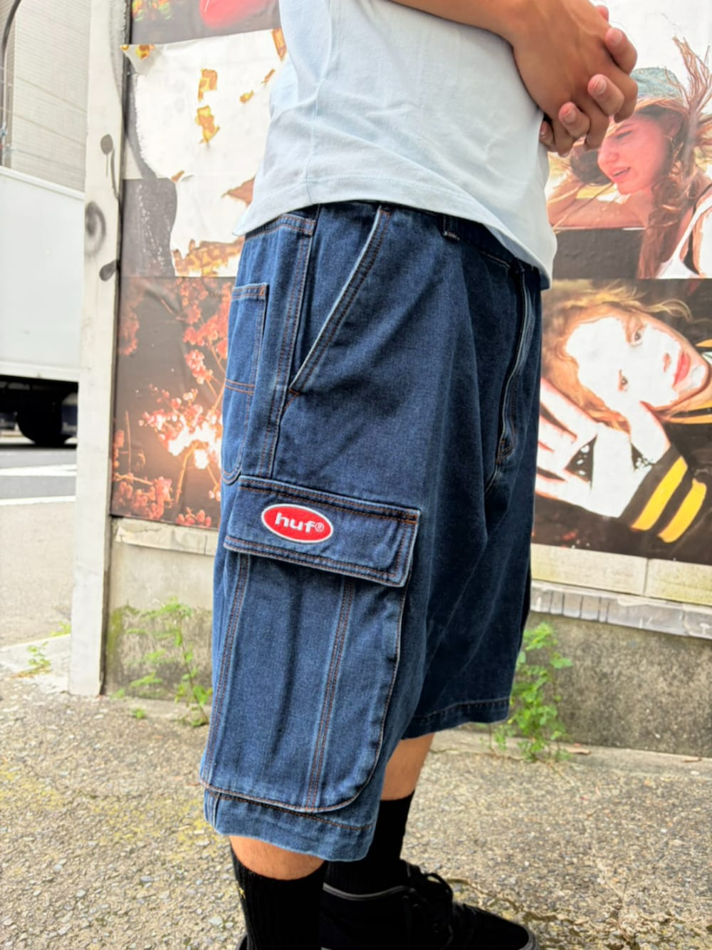 ホワイト系のTシャツ/カットソー、ブルー系のデニムパンツを着用したメンズの夏コーディネートの3枚目の写真