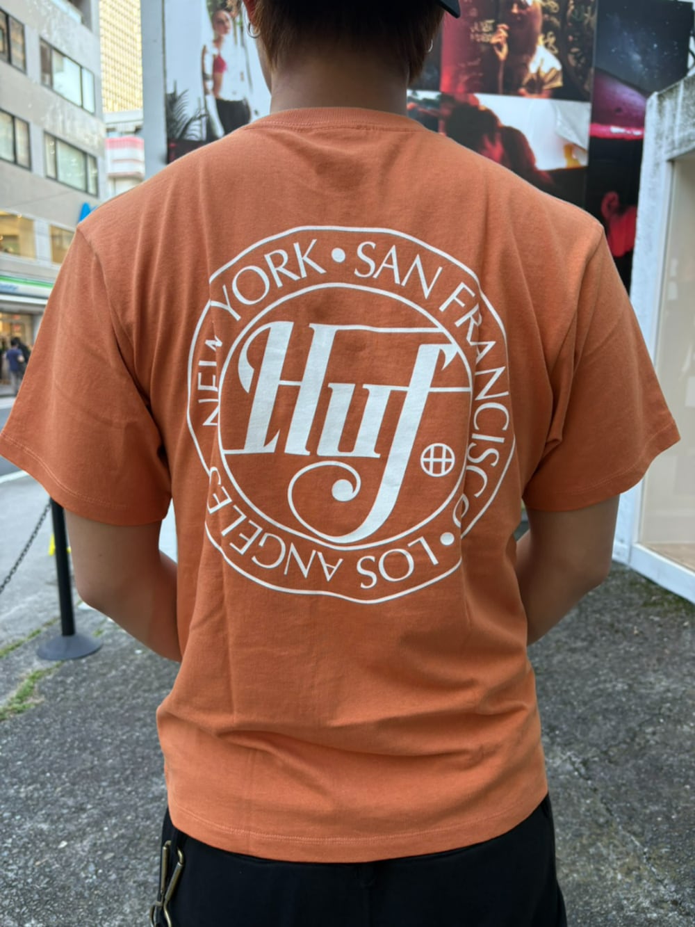 ブラック系のスウェットパンツ、ブラウン系のTシャツ/カットソー、ブラック系のキャップを着用したメンズの夏コーディネートの2枚目の写真