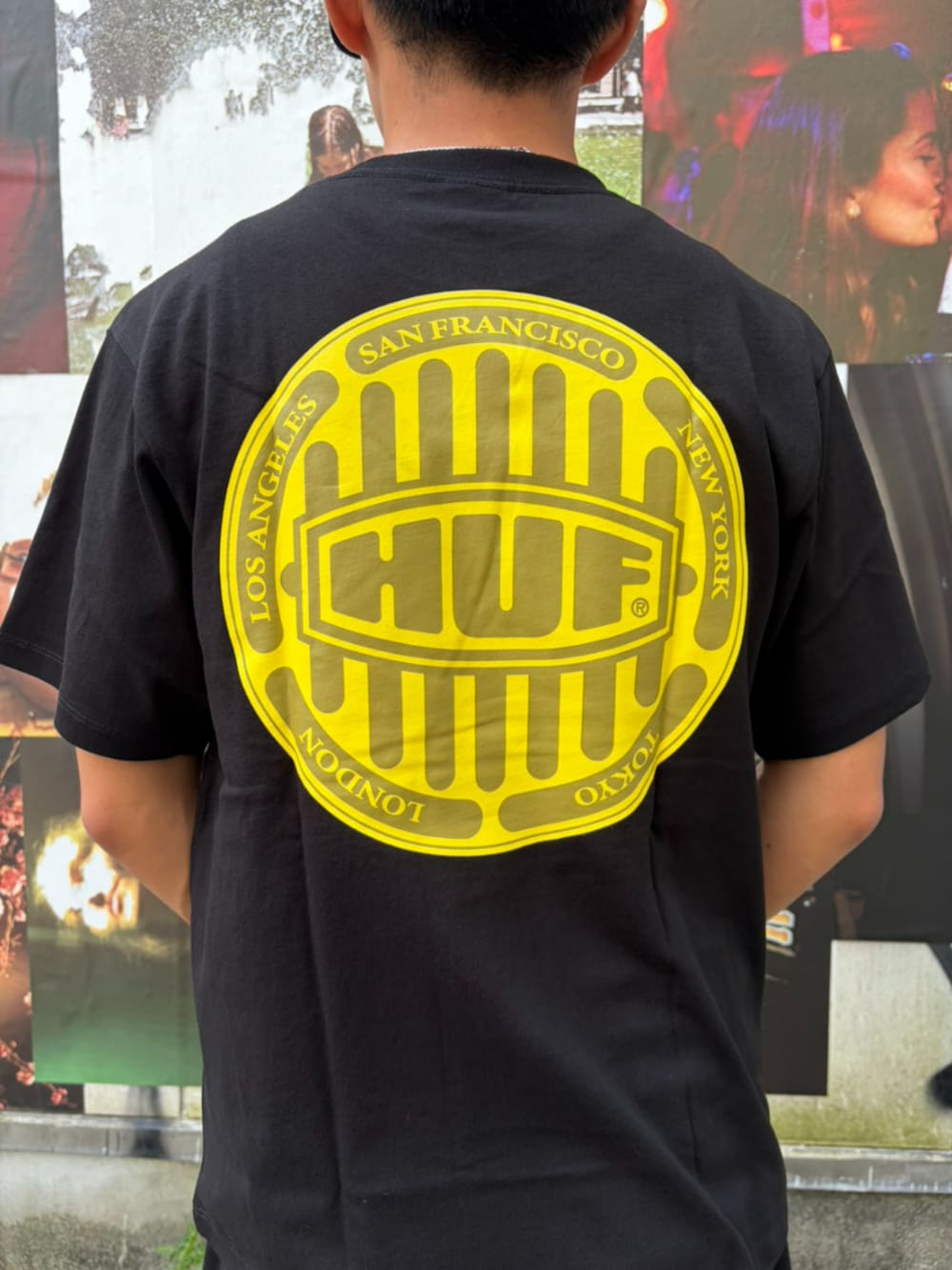 ブラック系のスウェットパンツ、ブラック系のTシャツ/カットソーを着用したメンズの夏コーディネートの2枚目の写真