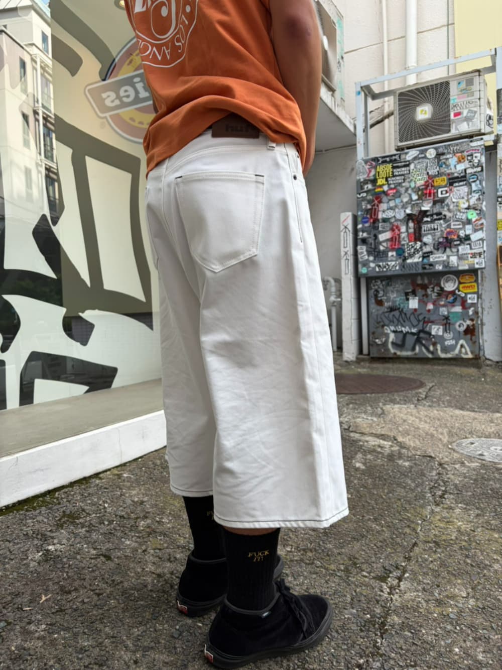 ホワイト系のデニムパンツ、ブラウン系のTシャツ/カットソーを着用したメンズの夏コーディネートの3枚目の写真