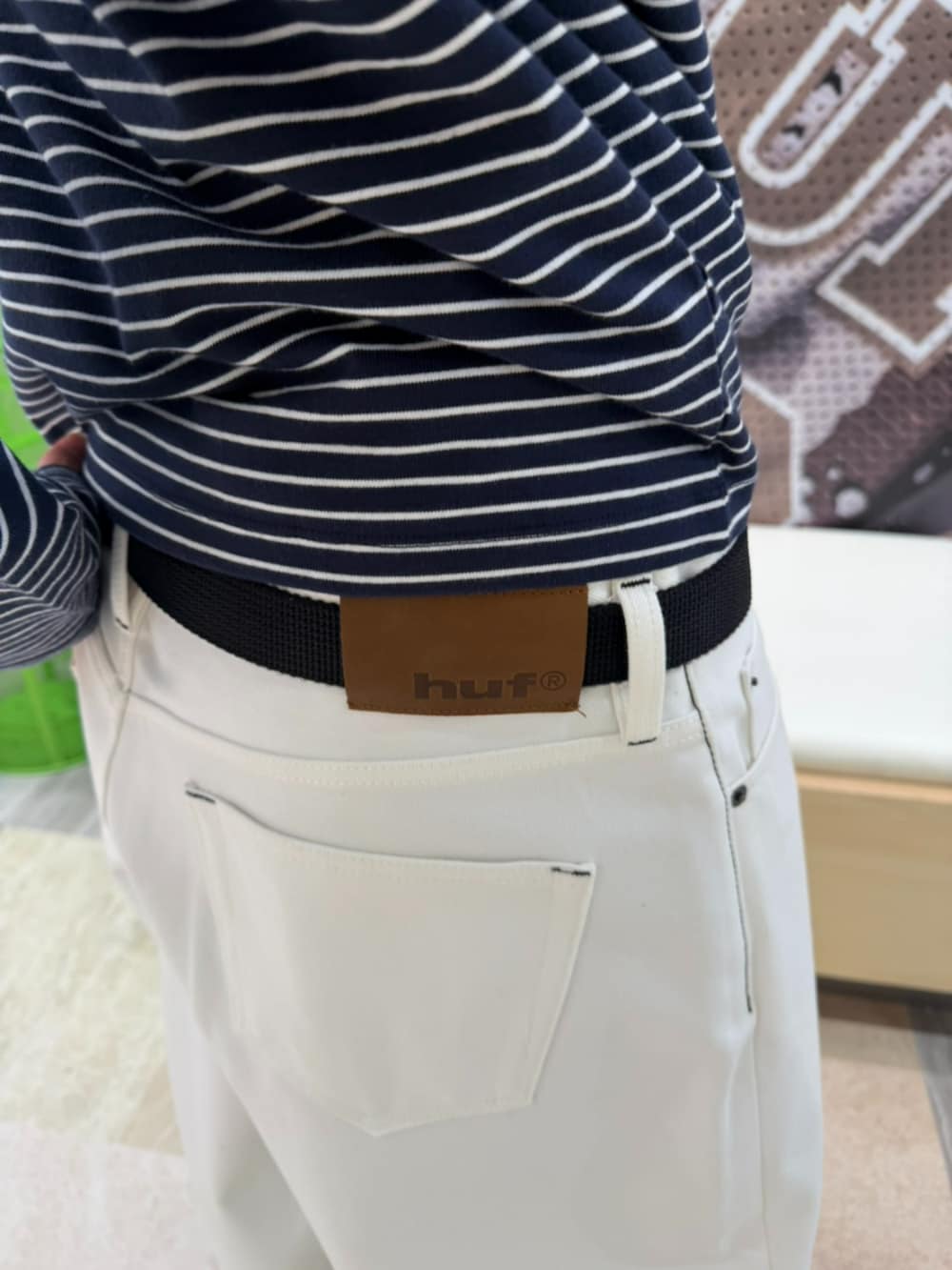 ホワイト系のデニムパンツ、ブルー系のTシャツ/カットソーを着用したメンズの夏コーディネートの3枚目の写真