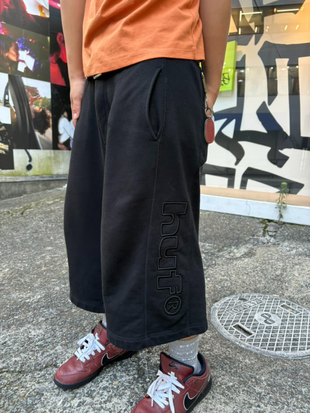 ブラック系のスウェットパンツ、ブラウン系のTシャツ/カットソー、ブラック系のキャップを着用したメンズの夏コーディネートの5枚目の写真