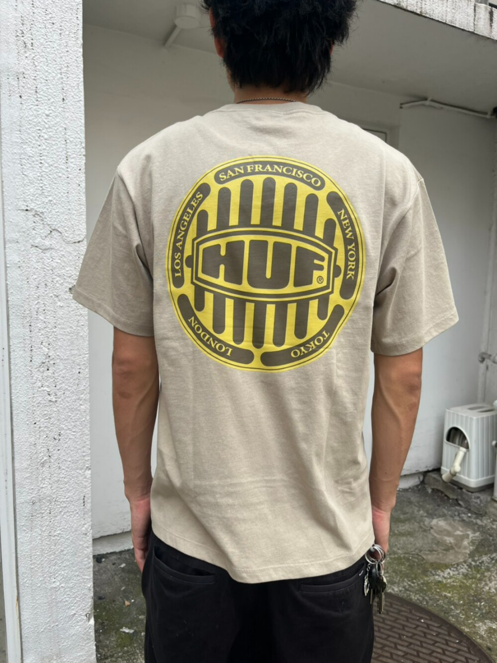 ブラック系のその他パンツ、ベージュ系のTシャツ/カットソーを着用したメンズの夏コーディネートの2枚目の写真