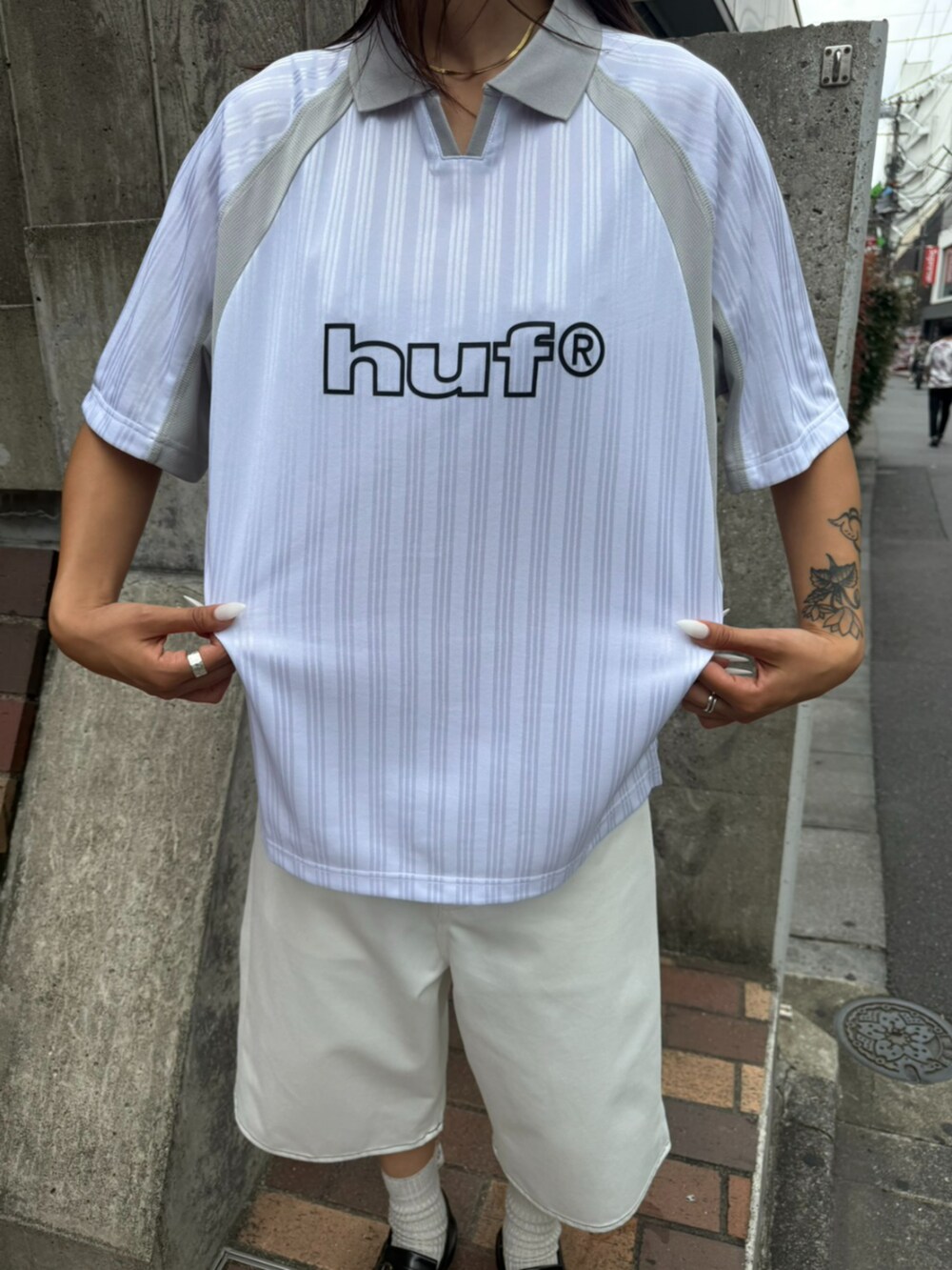 ホワイト系のTシャツ/カットソー、ホワイト系のデニムパンツを着用したレディースの夏コーディネートの2枚目の写真