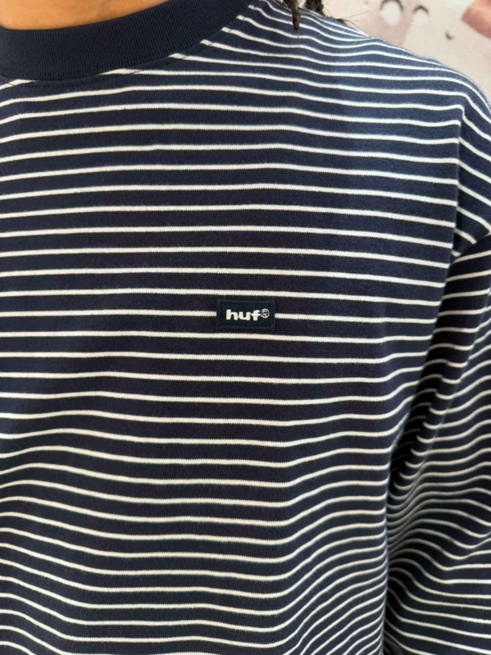 ホワイト系のデニムパンツ、ブルー系のTシャツ/カットソーを着用したメンズの夏コーディネートの2枚目の写真