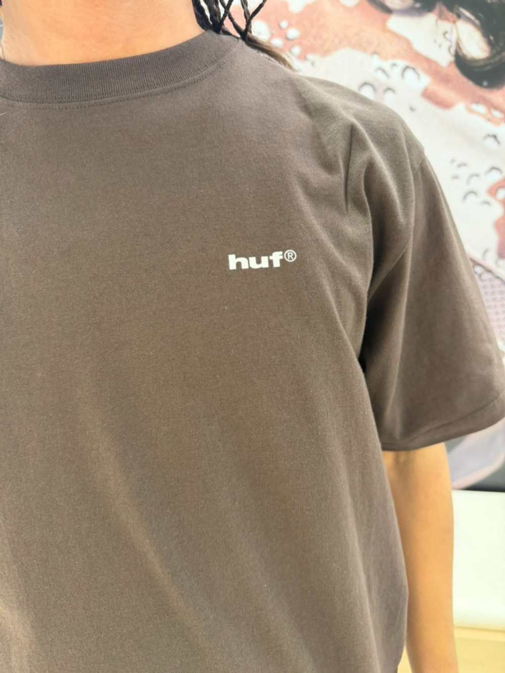 ブラウン系のデニムパンツ、ブラウン系のTシャツ/カットソーを着用したメンズの夏コーディネートの3枚目の写真