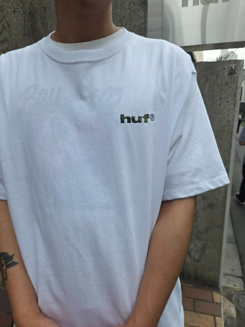 ホワイト系のTシャツ/カットソーを着用したメンズの夏コーディネートの2枚目の写真