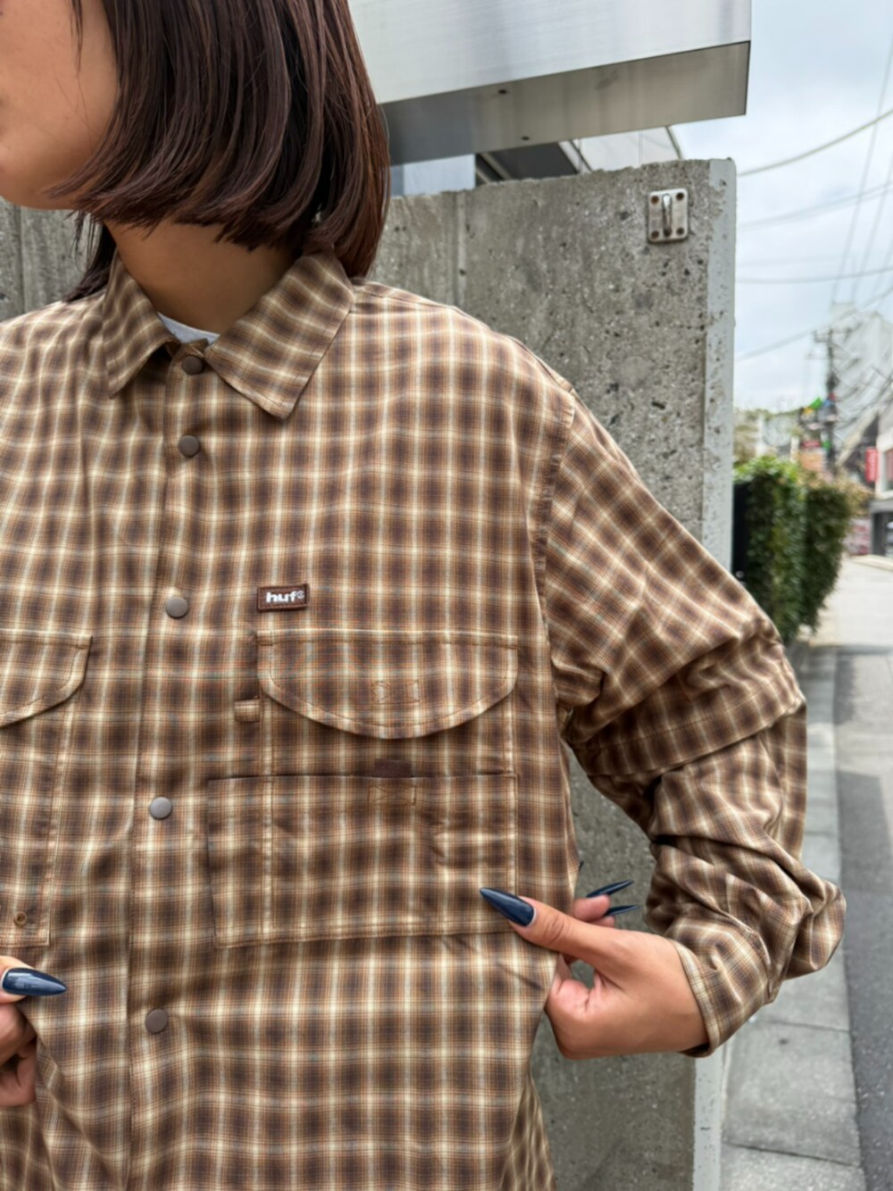 ホワイト系のデニムパンツ、ブラウン系のシャツ/ブラウス、ブラウン系のサングラスを着用したレディースの夏コーディネートの3枚目の写真
