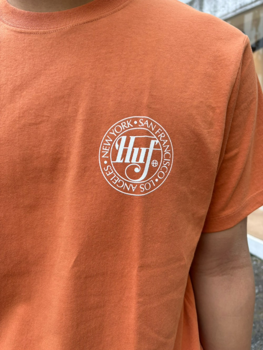 ブラック系のスウェットパンツ、ブラウン系のTシャツ/カットソー、ブラック系のキャップを着用したメンズの夏コーディネートの3枚目の写真