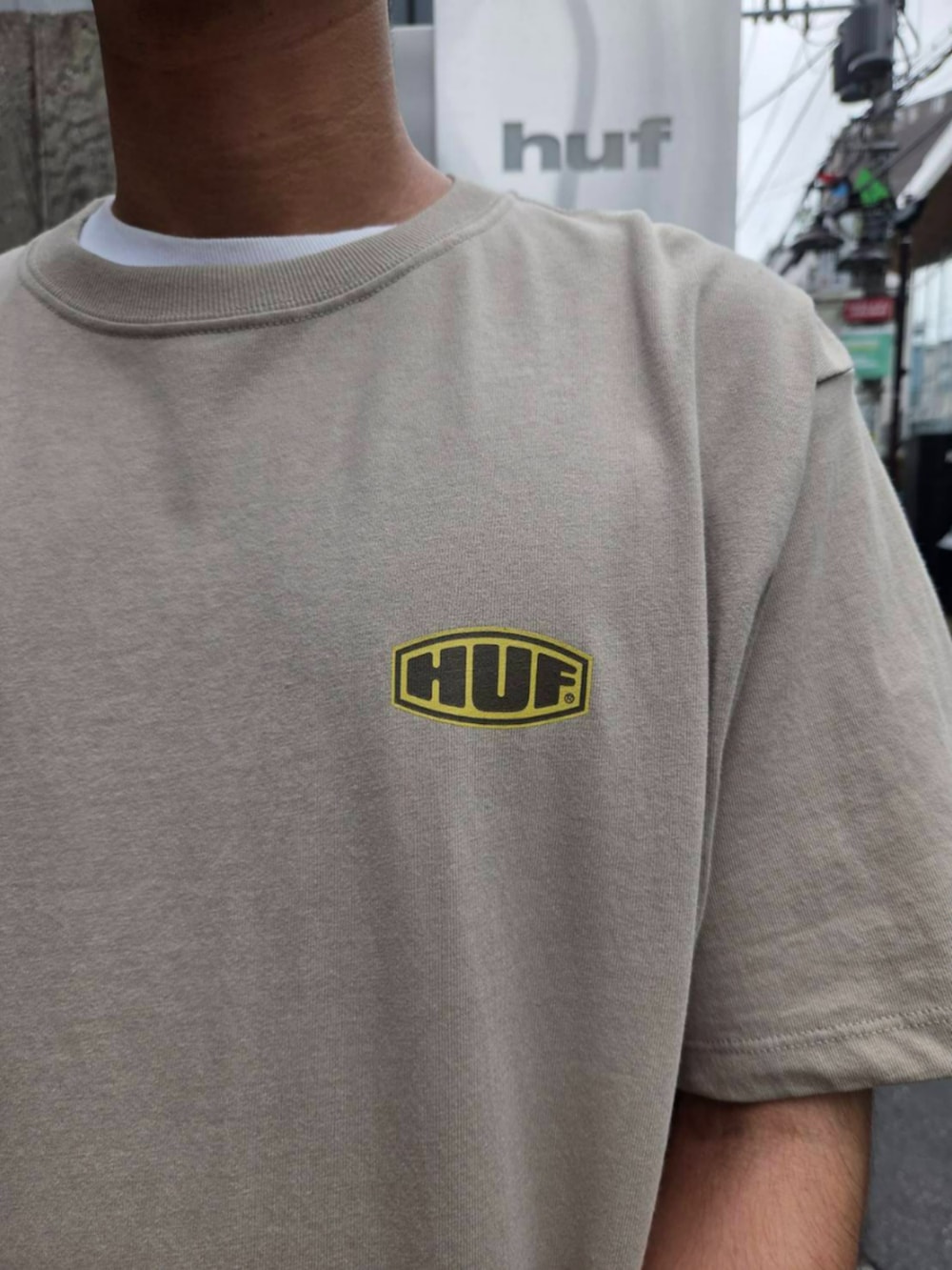 ベージュ系のTシャツ/カットソーを着用したメンズの夏コーディネートの2枚目の写真