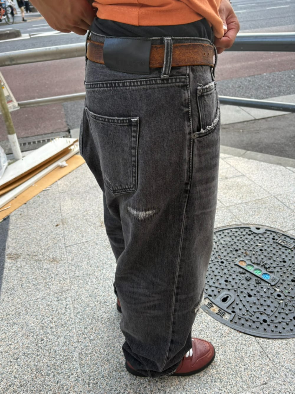 ブラウン系のTシャツ/カットソー、ブラック系のデニムパンツを着用したメンズの夏コーディネートの2枚目の写真