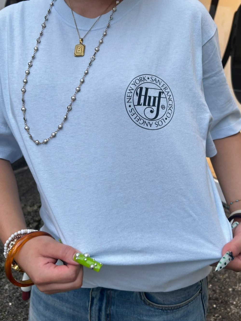 ブルー系のデニムパンツ、ホワイト系のTシャツ/カットソーを着用したレディースの夏コーディネートの2枚目の写真