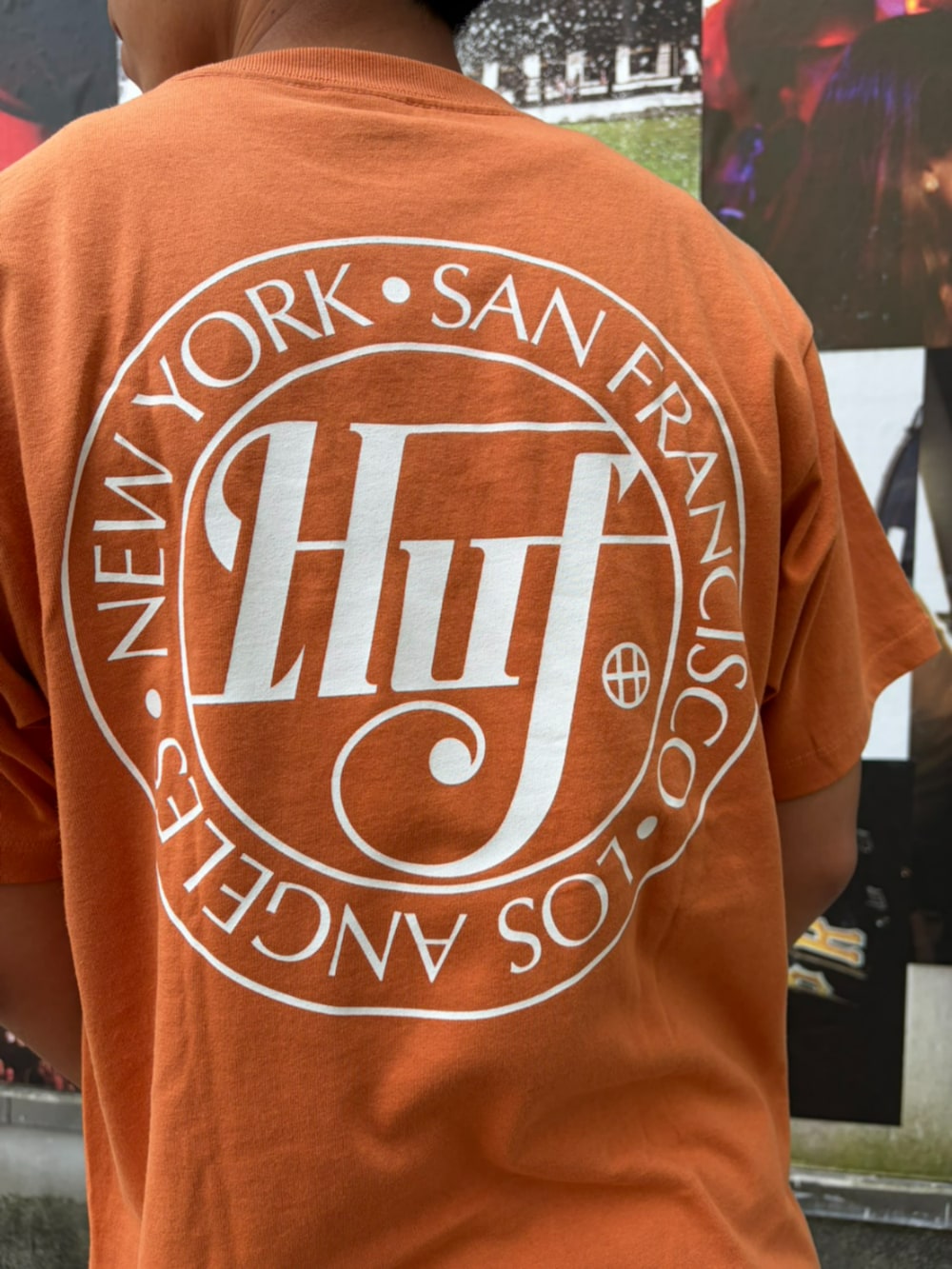 ホワイト系のデニムパンツ、ブラウン系のTシャツ/カットソーを着用したメンズの夏コーディネートの2枚目の写真