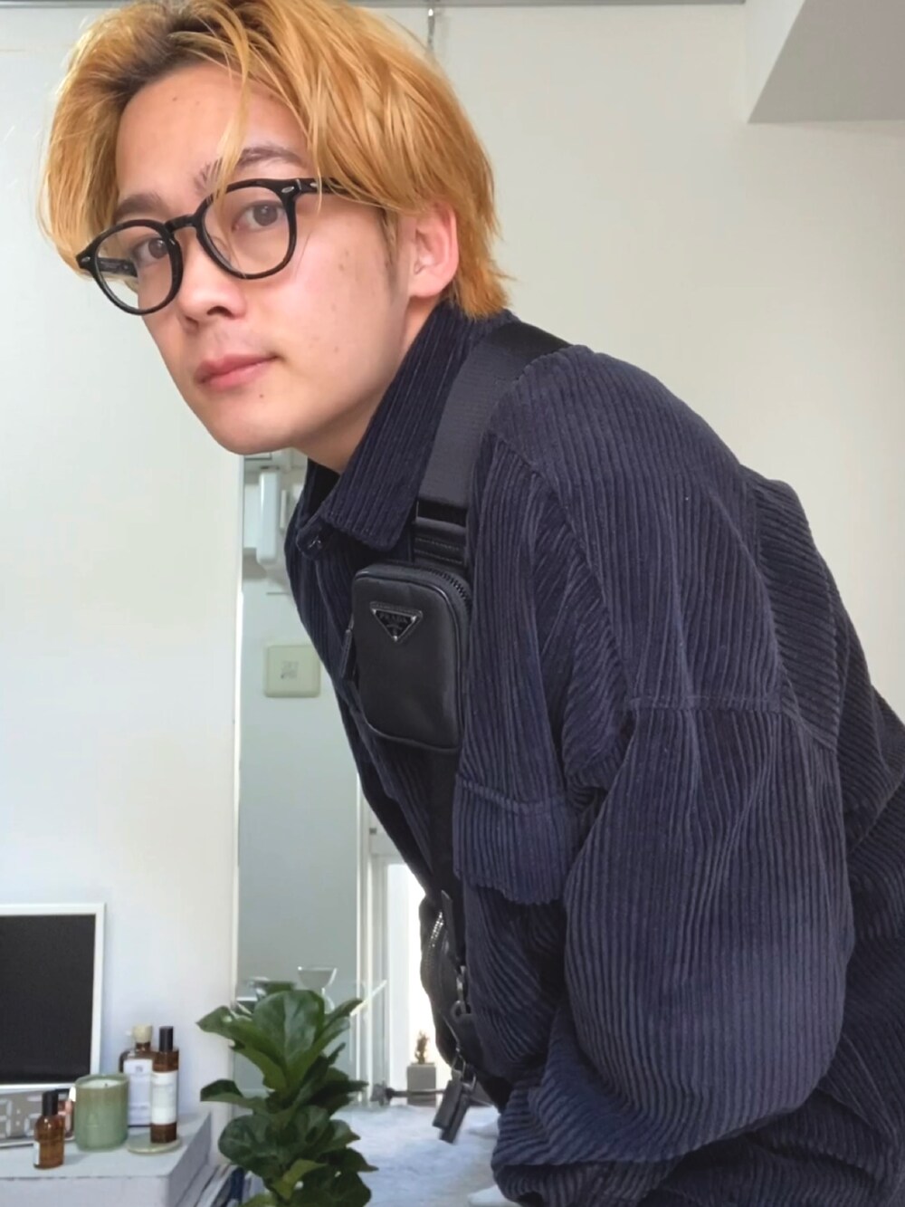 「秋冬コーデ、休日スタイル、シンプル、おしゃれさんと繋がりたい、大人カジュアル、コーデュロイ、シャツスタイル、今日のコーデ、ロンT、韓国ファッション、デニム、韓国ブランド、韓国好きな人と繋がりたい、きれいめカジュアル」｜「hififunkのアイテム（デニムパンツ、ブラック系）」を使った、shujjjiさん（メンズ・169cm）の秋コーディネートの2枚目の写真