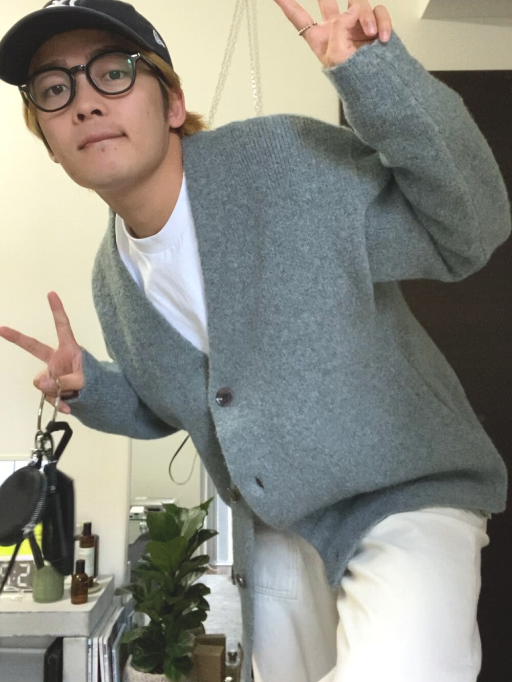 「秋冬コーデ、休日スタイル、おしゃれさんと繋がりたい、シンプル、カーディガン、カーディガン男子、デニム、カーディガンコーデ、ストリート、大人カジュアル、GU、きれいめカジュアル、いいね、save、フォローお願いします🤑、ootd」｜「MAISON SPECIALのアイテム（ショルダーバッグ、ブラック系）」を使った、shujjjiさん（メンズ・169cm）の秋コーディネートの2枚目の写真