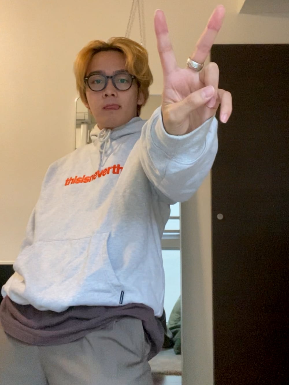 「秋冬コーデ、休日スタイル、おしゃれさんと繋がりたい、カジュアル、秋、ストリート、韓国ファッション、韓国ブランド、ootd、メガネ男子、大人カジュアル」｜「thisisneverthatのアイテム（パーカー、グレー系）」を使った、shujjjiさん（メンズ・169cm）の秋コーディネートの2枚目の写真