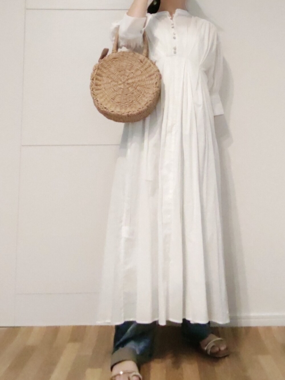 「春夏コーデ、きれいめカジュアル、低身長コーデ、ootd、骨格ウェーブ、リラックススタイル、ワンピース、ホワイトワンピース、リーフイヤリング、リーフ、クリア、白ワンピース、低身長、低身長女子、145cm」｜「fifthのアイテム（ショルダーバッグ、ベージュ系）」を使った、minicocochan【相互フォロー】さん（レディース・145cm）の春コーディネートの2枚目の写真