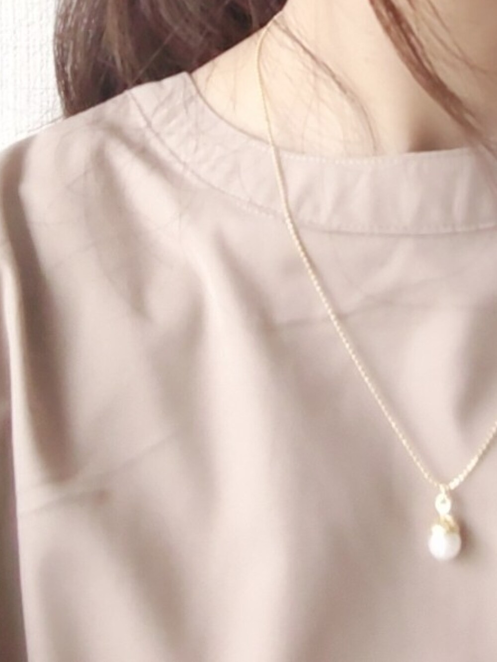 ベージュ系のワンピース、ブラウン系のショルダーバッグ、ゴールド系のネックレスを着用したレディースの秋コーディネートの3枚目の写真