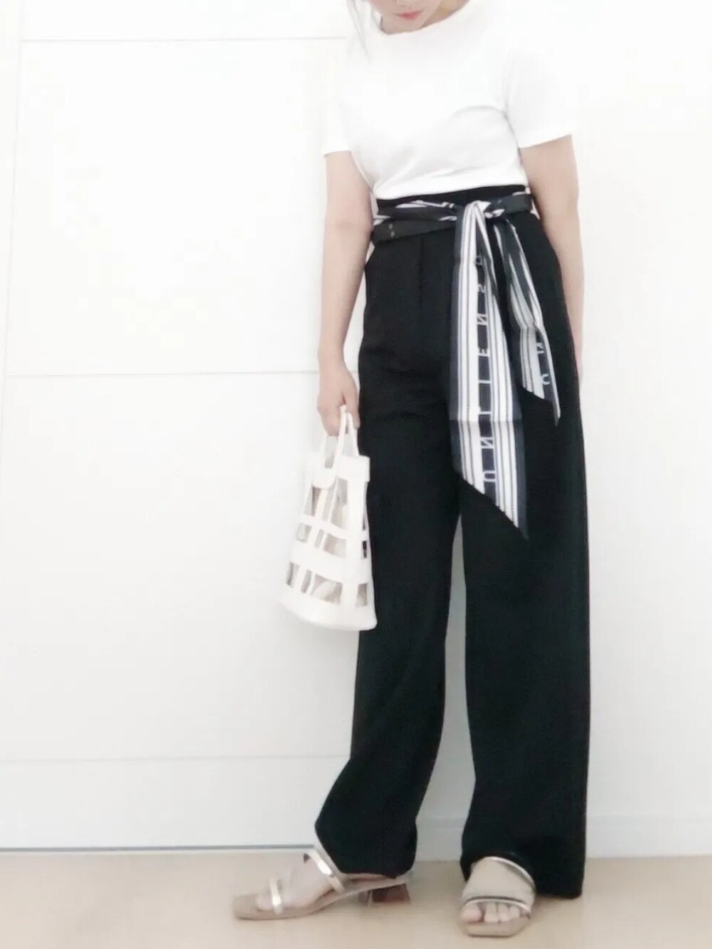 「夏コーデ、シンプルコーデ、お出かけコーデ、オトナ女子、低身長、低身長コーデ、低身長女子、145cm、minicocoTOKYO、minicocoコーデ、おしゃれさんと繋がりたい、モノトーンコーデ、モノトーン、30代、アラフォー」｜「fifthのアイテム（ショルダーバッグ、ホワイト系）」を使った、minicocochan【相互フォロー】さん（レディース・145cm）の夏コーディネートの2枚目の写真