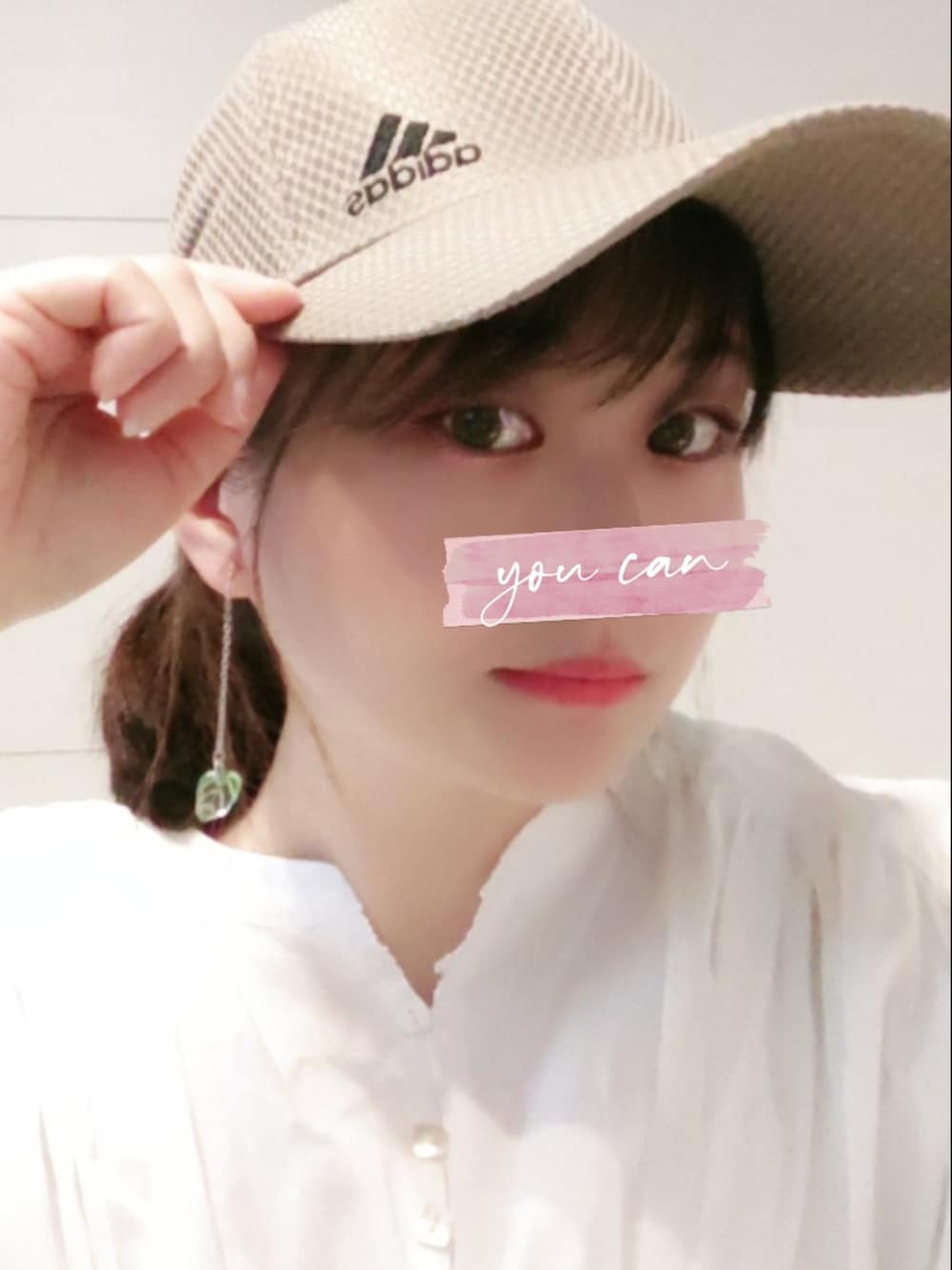「春夏コーデ、きれいめカジュアル、低身長コーデ、ootd、骨格ウェーブ、リラックススタイル、ワンピース、ホワイトワンピース、リーフイヤリング、リーフ、クリア、白ワンピース、低身長、低身長女子、145cm」｜「fifthのアイテム（ショルダーバッグ、ベージュ系）」を使った、minicocochan【相互フォロー】さん（レディース・145cm）の春コーディネートの3枚目の写真