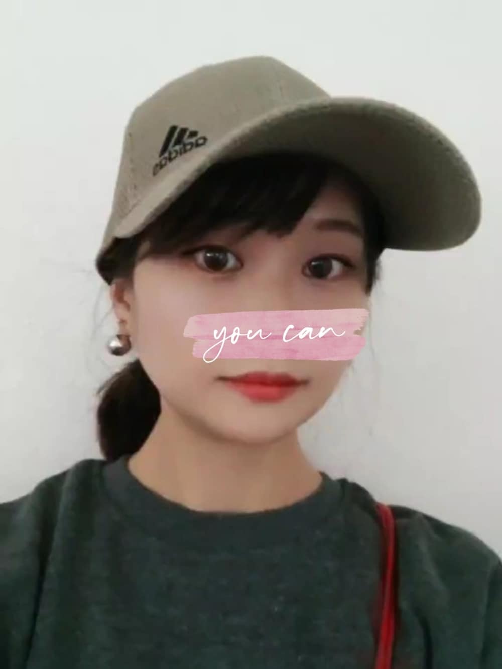 「大人女子、リラックススタイル、低身長、低身長コーデ、低身長女子、お洒落さんとつながりたい、春の寒い日コーデ、145cm、145cmコーデ、minicocoTOKYO、minicocoコーデ、グレー×赤、骨格ウェーブ、ママコーデ、シルバーイヤリング」｜「fifthのアイテム（ショルダーバッグ、レッド系）」を使った、minicocochan【相互フォロー】さん（レディース・145cm）の春コーディネートの3枚目の写真