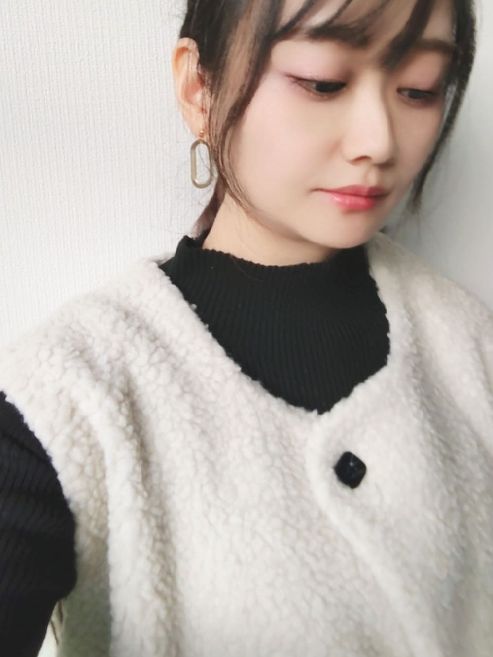 「休日スタイル、大人カジュアル、大人ファッション、低身長女子、小柄女子、145cm、145cmコーデ、モノトーンコーデ、モノトーン、モノトーンスタイル、低身長コーデ、U150、ボア、ボアジレ、パール」|「UNLIENSのアイテム(その他アウター、ベージュ系)」を使った、minicocochan【相互フォロー】さん(骨格ストレート・レディース・145cm)の秋コーディネートの2枚目の写真
