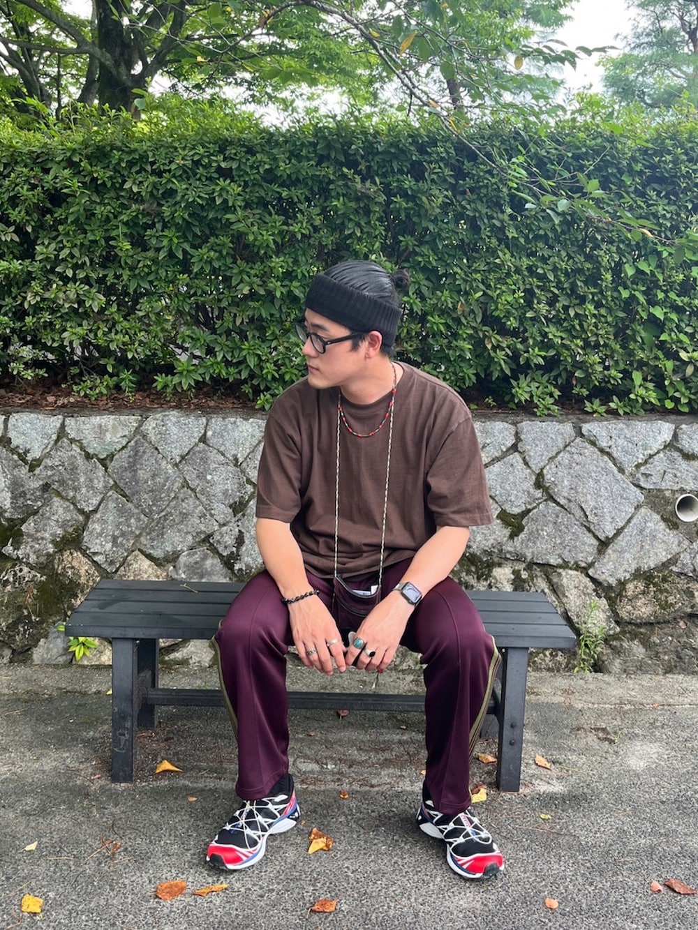 「夏コーデ、シルバーアクセサリー、メガネ男子、ビッグT、おしゃれさんと繋がりたい、休日コーデ、ジャージ、ジャージーパンツ、マンバン、マンバンヘア、いいね、save、フォローお願いします🤑、スニーカーコーデ、ショルダーバッグ、カラーコーデ、メガネ部」｜「CAMBERの【CAMBER/キャンバー】2XL ポケット無し製品染めカラー◆：Tシャツ（Tシャツ/カットソー、ブラウン系）」を使った、seanipさん（メンズ・176cm）の夏コーディネートの2枚目の写真
