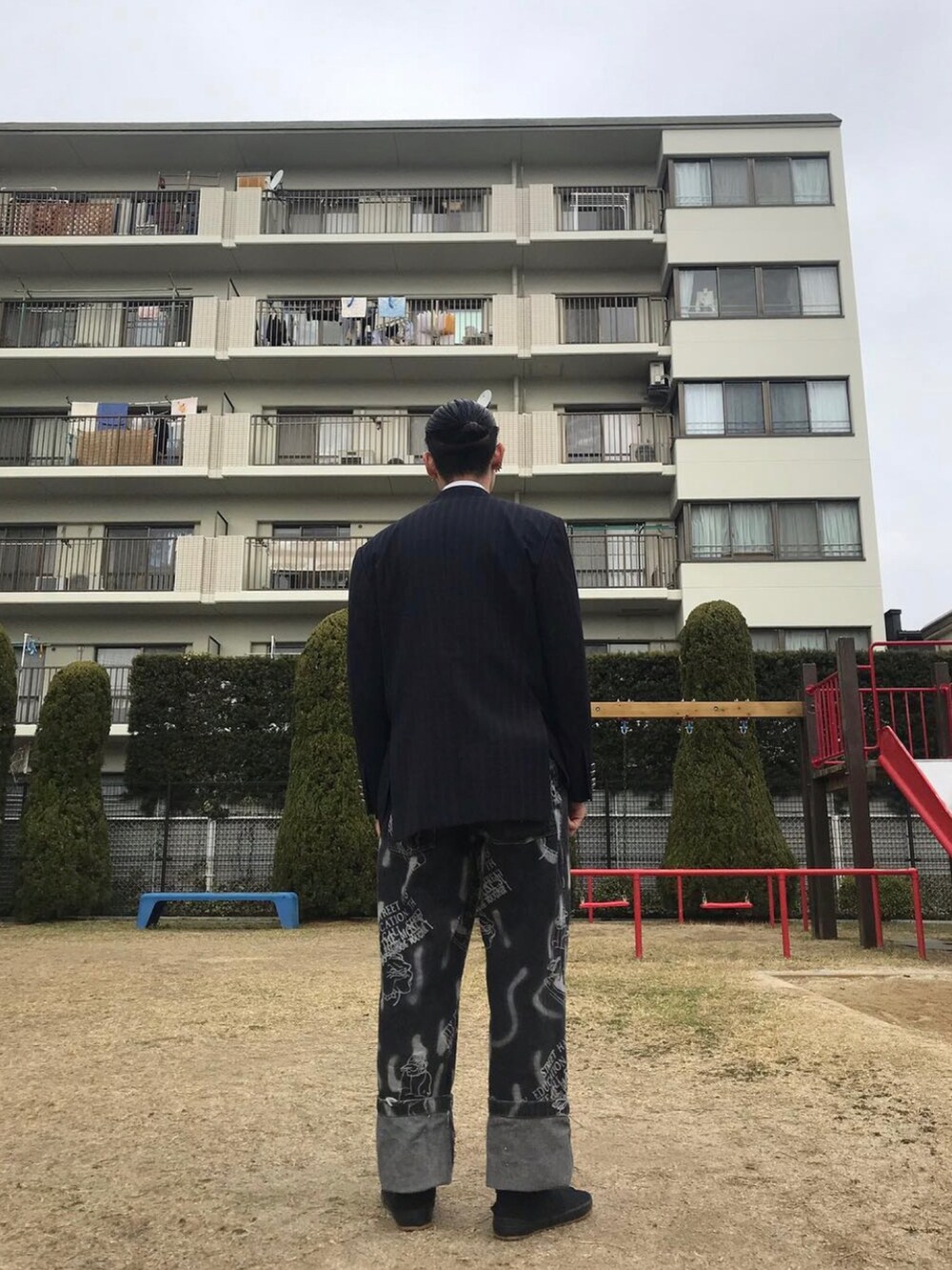 「古着、デニム、ミニバッグ、モード、古着MIX、古着好きな人と繋がりたい、古着屋さん巡り、オーバーサイズ、ジャケットスタイル、ジャケット　デニム」｜「古着のアイテム（その他、ブラック系）」を使った、seanipさん（メンズ・176cm）の夏コーディネートの2枚目の写真