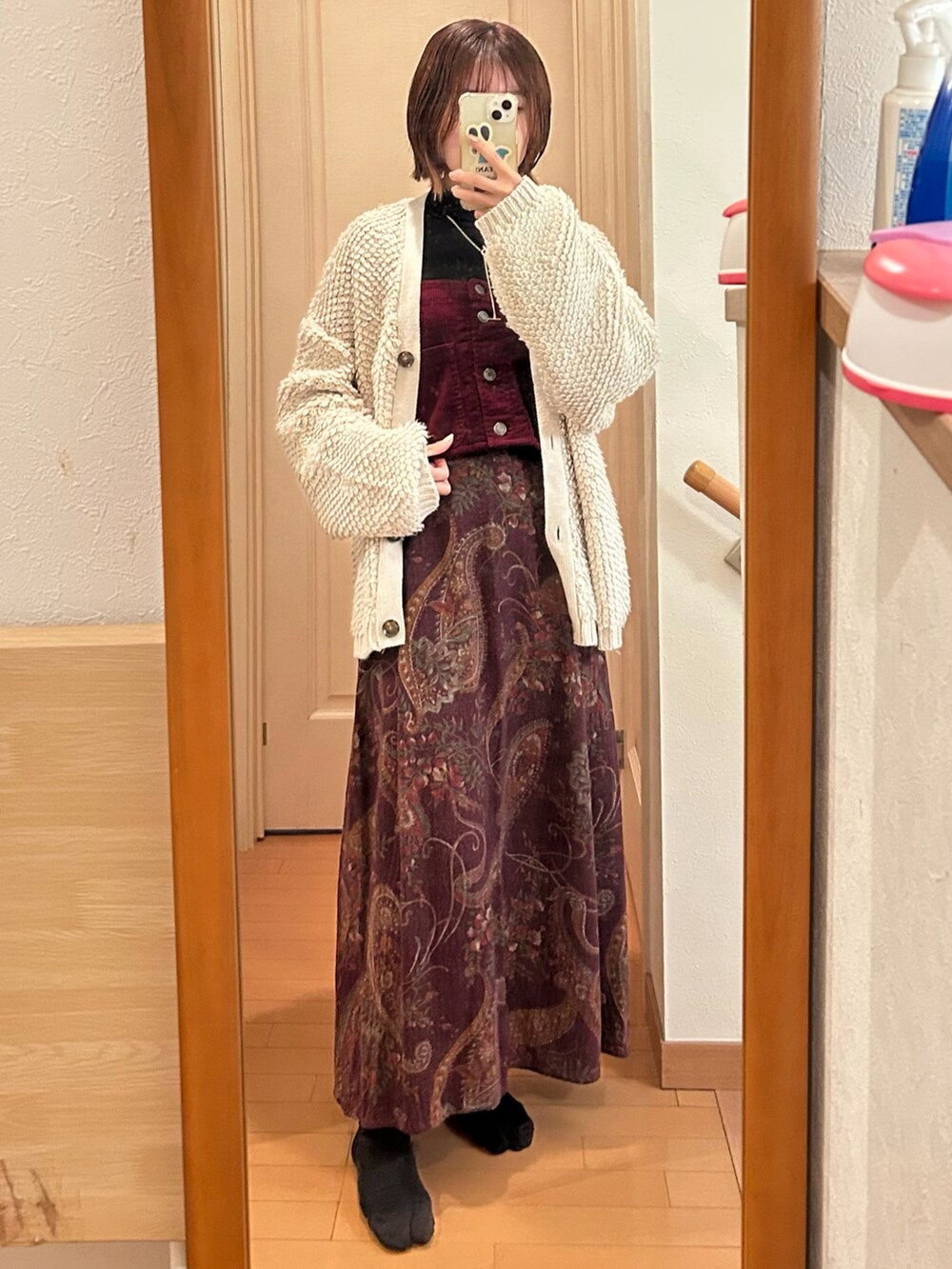 ホワイト系のカーディガン/ボレロ、レッド系のスカート、レッド系のその他トップスを着用したレディースの冬コーディネートの2枚目の写真