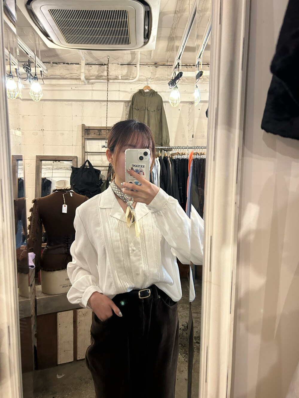 ホワイト系のシャツ/ブラウス、ブラウン系のパンツ、ベージュ系のファッション雑貨を着用したレディースの冬コーディネートの2枚目の写真