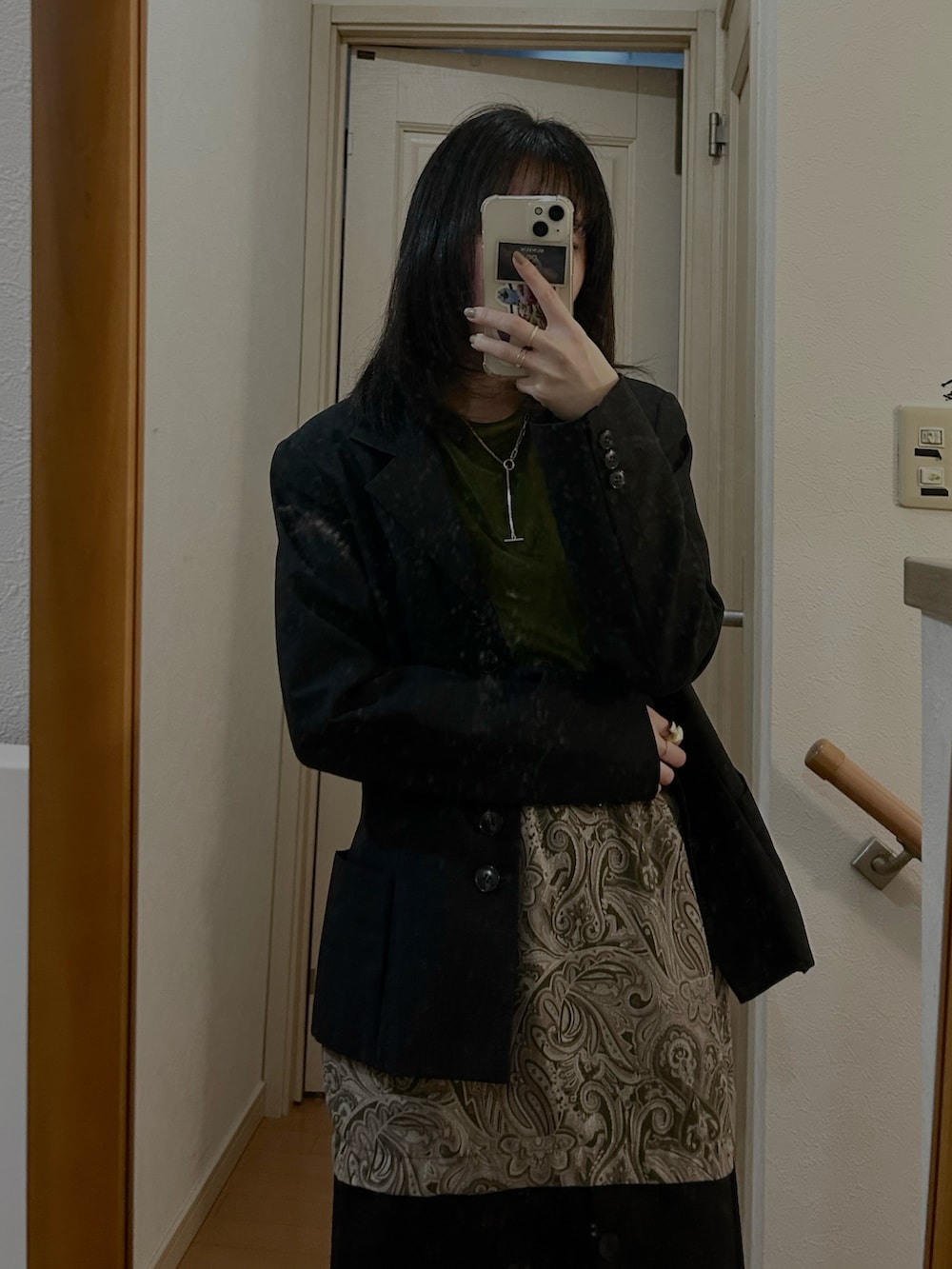 ブラック系のスカート、グリーン系のスカート、グリーン系のTシャツ/カットソーを着用したレディースの冬コーディネートの2枚目の写真