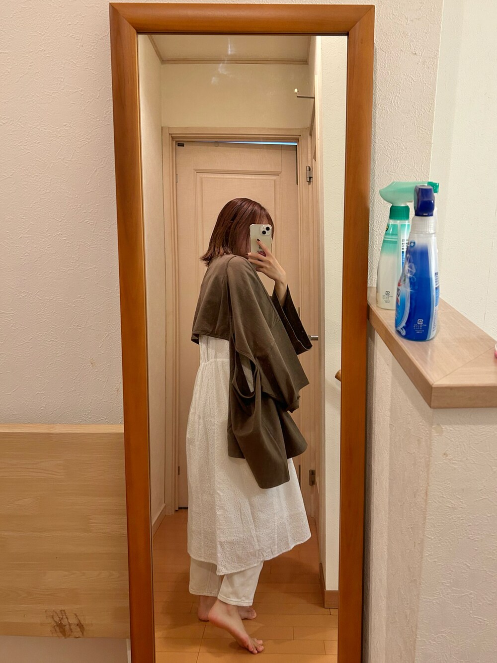 ブラウン系のTシャツ/カットソーを着用したレディースの秋コーディネートの3枚目の写真